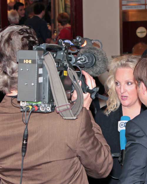 Linda Watson gibt ein Interview